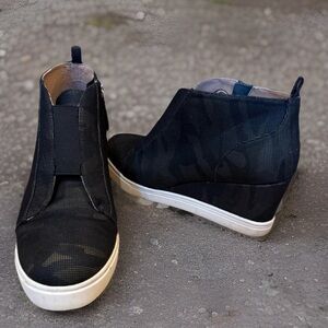 Women Camo wedge Shoe sz 8